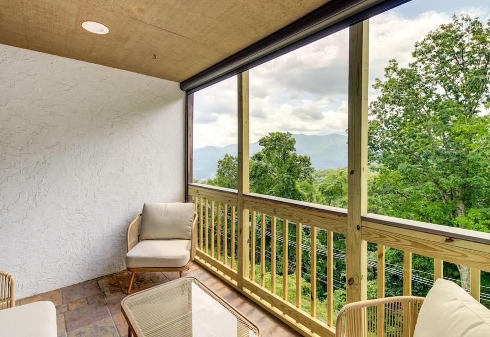 Lux Retro Getaway W/ Ober & Smoky Mtn Views! Villa Gatlinburg Exterior foto