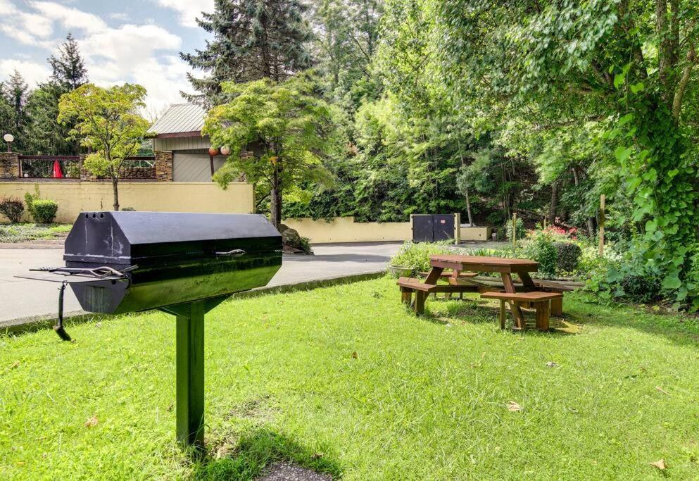 Lux Retro Getaway W/ Ober & Smoky Mtn Views! Villa Gatlinburg Exterior foto