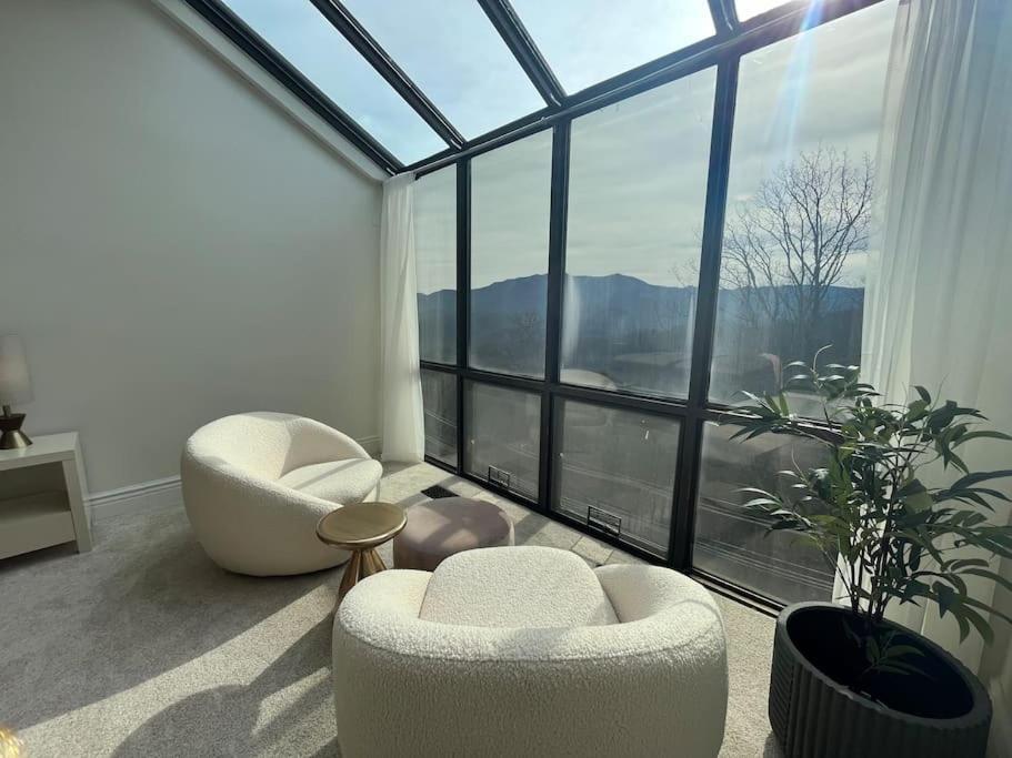 Lux Retro Getaway W/ Ober & Smoky Mtn Views! Villa Gatlinburg Exterior foto