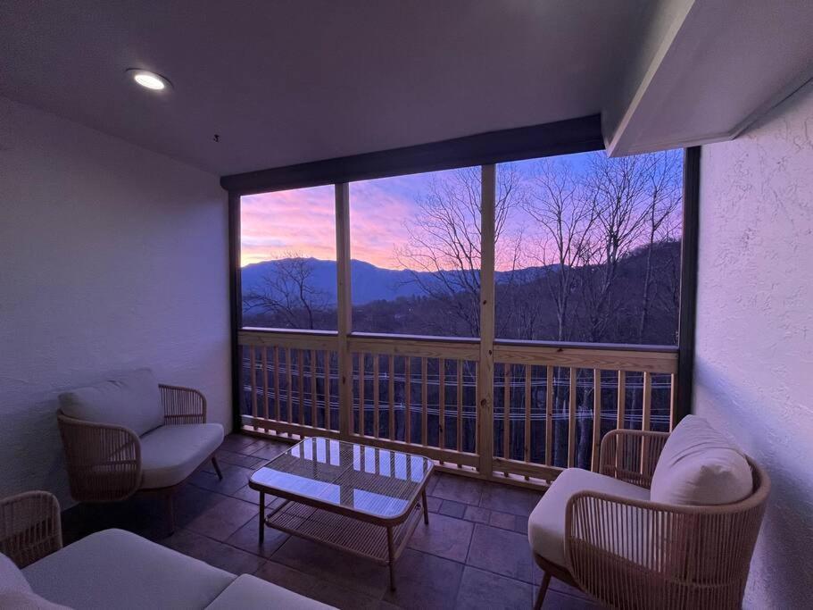 Lux Retro Getaway W/ Ober & Smoky Mtn Views! Villa Gatlinburg Exterior foto