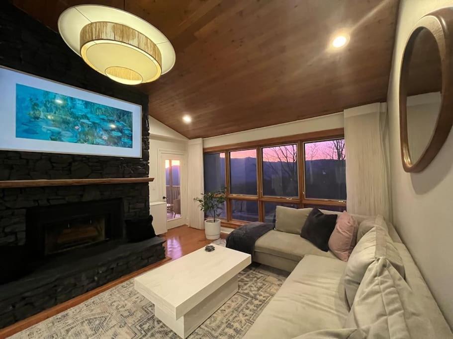 Lux Retro Getaway W/ Ober & Smoky Mtn Views! Villa Gatlinburg Exterior foto