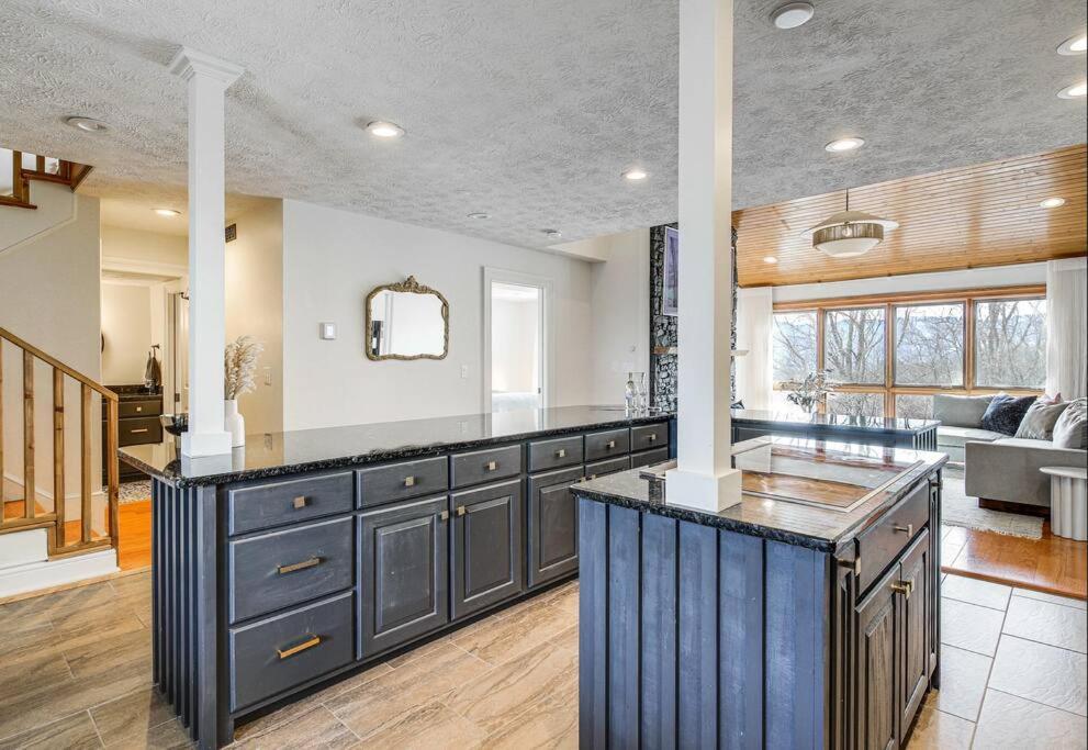 Lux Retro Getaway W/ Ober & Smoky Mtn Views! Villa Gatlinburg Exterior foto