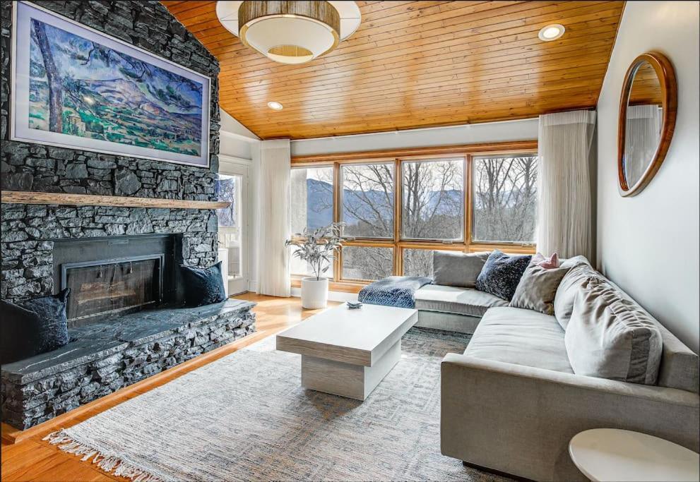 Lux Retro Getaway W/ Ober & Smoky Mtn Views! Villa Gatlinburg Exterior foto