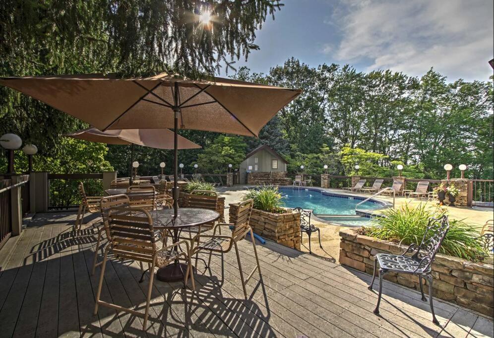 Lux Retro Getaway W/ Ober & Smoky Mtn Views! Villa Gatlinburg Exterior foto